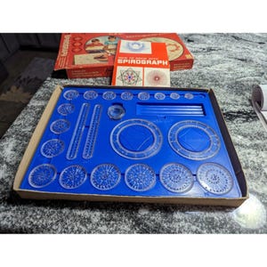 Juego de espirógrafo Kenner's 401 VINTAGE de 1967, caja azul con bandeja e instrucciones originales.