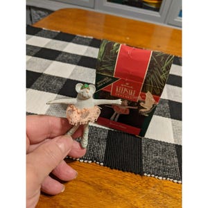 Könnte beinhalten: Hallmark Keepsake Ornament einer Mäuseballerina mit biegsamen Armen und Beinen. Die Maus trägt einen rosa Tütü und ein grünes Stirnband. Der Schmuck ist neu in der Box.