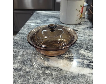 Cazuela acanalada vintage Corning Vision Ware color ámbar de 750 ml (24 oz) con tapa Pyrex.