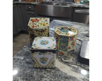 3 latas pequeñas de metal con estampado floral vintage para té o galletas.