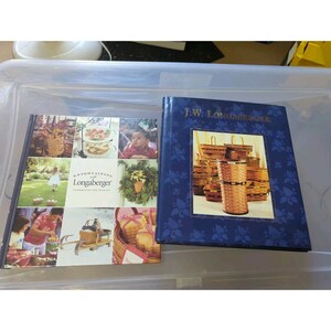 Puede incluir: Dos libros de tapa dura. Un libro presenta un collage de imágenes con el texto "Entertaining with Longaberger Celebrating the Seasons". El otro libro es azul con el texto "J.W. Longaberger Company" e imágenes de cestas.