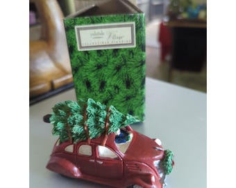 Vintage Russ Berrie Yuletide Village-kerstauto met boombeeldje met doos