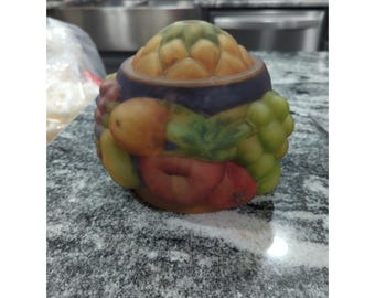 Vintage lampenkap van satijnachtig glas met omgekeerde beschildering en fruitmotief in Art Deco-stijl.