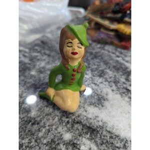 Vintage Keramik Älvflicka 7,5 cm Figur Gröna Sittande Röda Läppar