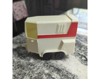 Remolque de juguete de plástico vintage New Ray para caballos, 3,75 de alto y 5,5 de largo