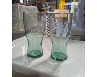 2 vasos de cristal verde de colección de McDonald's de 1948 con la famosa hamburguesa de 15 piezas.
