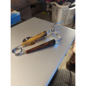 Fourchette à viande vintage à découper, manche en bakélite couleur caramel et écaille de tortue.