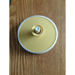 Coperchio di ricambio TUPPERWARE da 3,5 pollici con pulsante, colore oro.