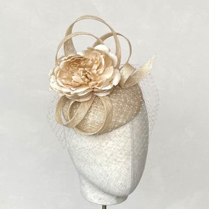 Champagne Fascinator Pale Gold Mother of the Bride Wedding Headpiece Veiling Bridal Soft Gold Light Taupe Races Hat Wedding Guest Ascot Hat