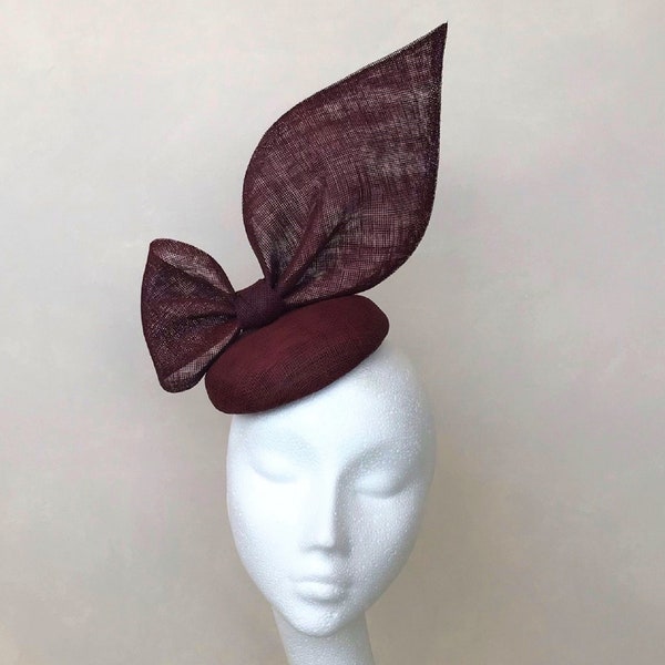 Burgund Hochzeit Fascinator Wein Schleife Hut Mutter der Braut Goodwood Wein Hut Weinrot Hatinator Rassen Hut Hochzeitsgast