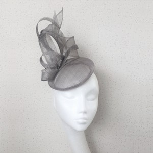 Zilveren Fascinator Grijze Fascinator Bruiloftshoed Zilveren Moeder van de Bruid Ascot Zilvergrijze Hoed Tinnen Hatinator Races Hoed Bruiloftsgast