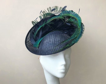 Kentucky derby hoed pauwenhoed veren tovenaar marine moeder van de bruid smaragdgroen bruiloft zendspoel hoed groen hatinator ascot damesdag