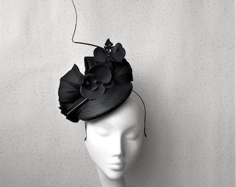 Fascinator nero Fascinator di nozze floreale nero portapillole cappello Ascot Hatinator copricapo Goodwood Races giorno delle donne inverno ospite di nozze