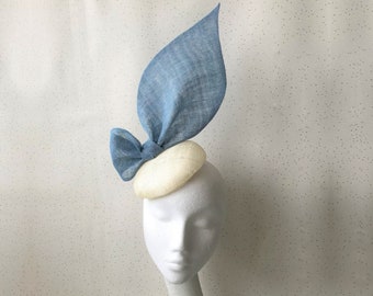 Fascinator blu pallido Cappello da sposa blu e avorio Copricapo con fiocco azzurro Cappello Ascot Hatinator con fiocco grande Kentucky Derby