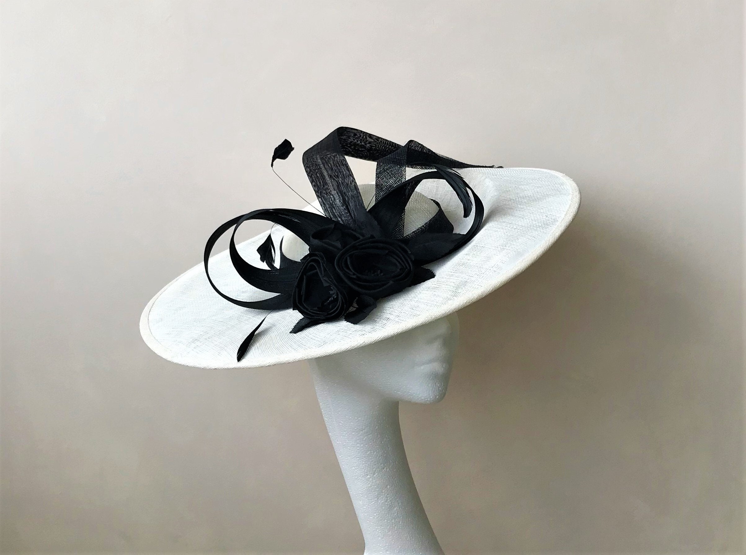 Sombrero blacl Derby Day Sombrero funerario negro Tocado escultórico negro Bodas Accesorios Accesorios para el cabello Tocados y minisombreros Sombrero grande de paja negra Sombrero Ascot negro Fascinador de bodas negro 