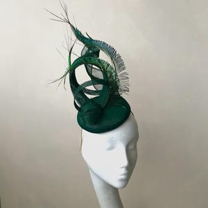 Smaragdgroene tovenaar pauwenveer tovenaar smaragdgroene bruiloft hoofddeksel Kentucky Derby hoed donkergroene ascot Ladies Day moeder van de bruid