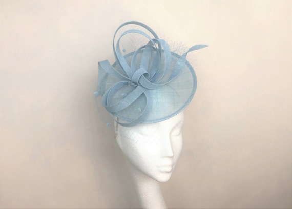 Bodas Accesorios Accesorios para el cabello Tocados y minisombreros Royal Ascot Ladies Day Fascinador azul claro con diadema de flores y sombrero de boda con clip 