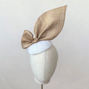 Goud en wit tovenaar goud en ivoor oversized strik bunker Ascot hoofddeksel bruiloft races Hatinator hoed Derby hoed