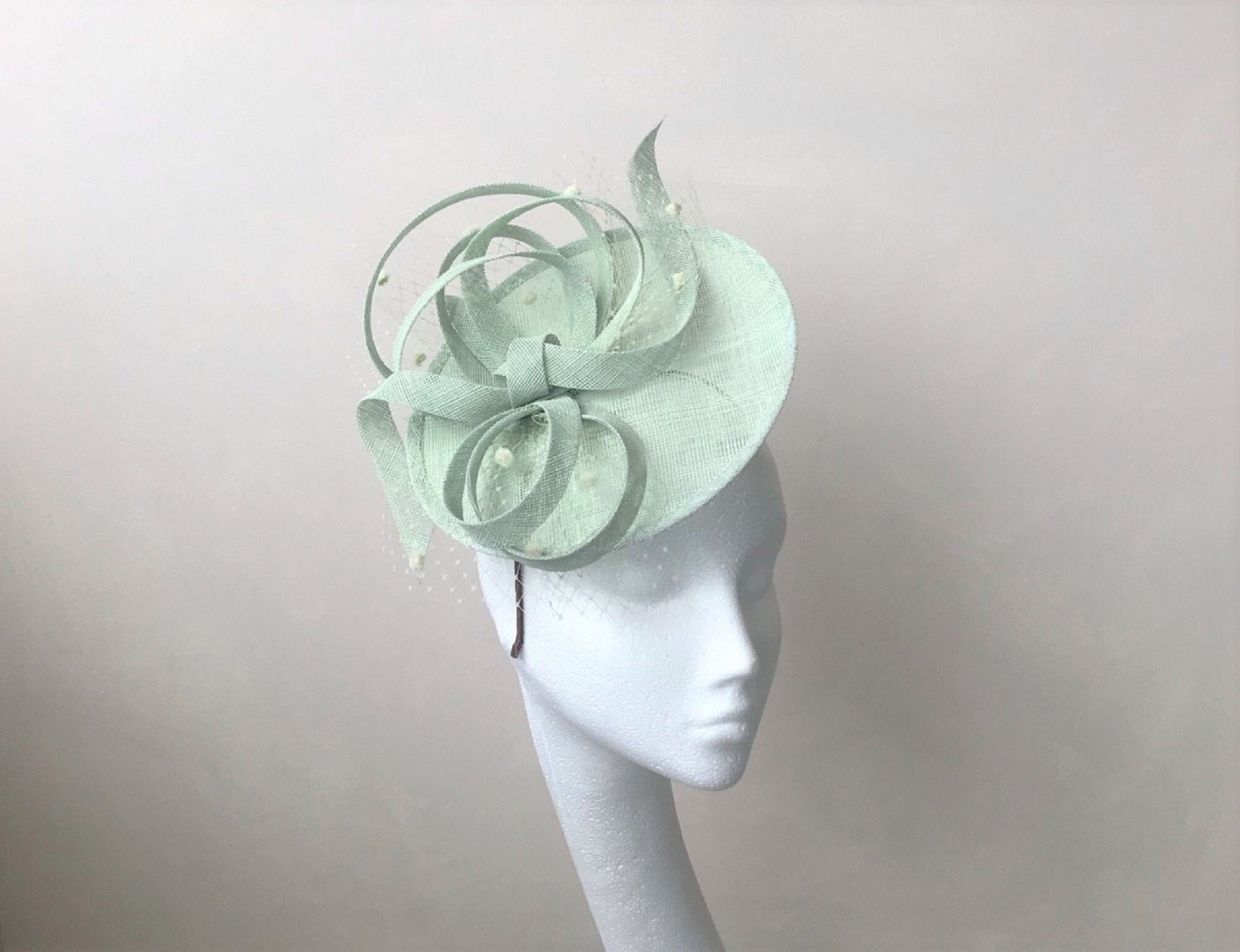 Lichtgroene fascinator salie groene 