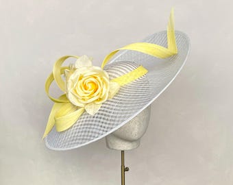 Tocado blanco y amarillo, amarillo pálido, mantequilla, suero de leche, sombrero para madre de la novia, disco de prímula marfil, Kentucky Derby, limón, sombrero Ascot, carreras