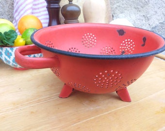 French vintage Red enamel colander - enamelware sieve- Rustic kitchen-vintage decor / Passoire à pâtes émaillée Rouge