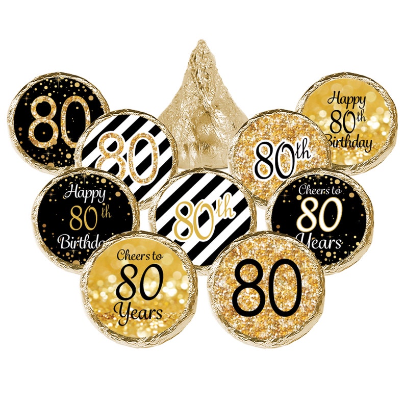 Puede incluir: Pegatinas doradas y negras para la fiesta de cumplea&ntilde;os n&uacute;mero 80. Las pegatinas presentan una variedad de dise&ntilde;os, incluyendo un patr&oacute;n de rayas blancas y negras, brillo dorado y el n&uacute;mero 80. El texto en las pegatinas incluye "Feliz cumplea&ntilde;os n&uacute;mero 80", "Brindis por 80 a&ntilde;os" y "80&ordm;".