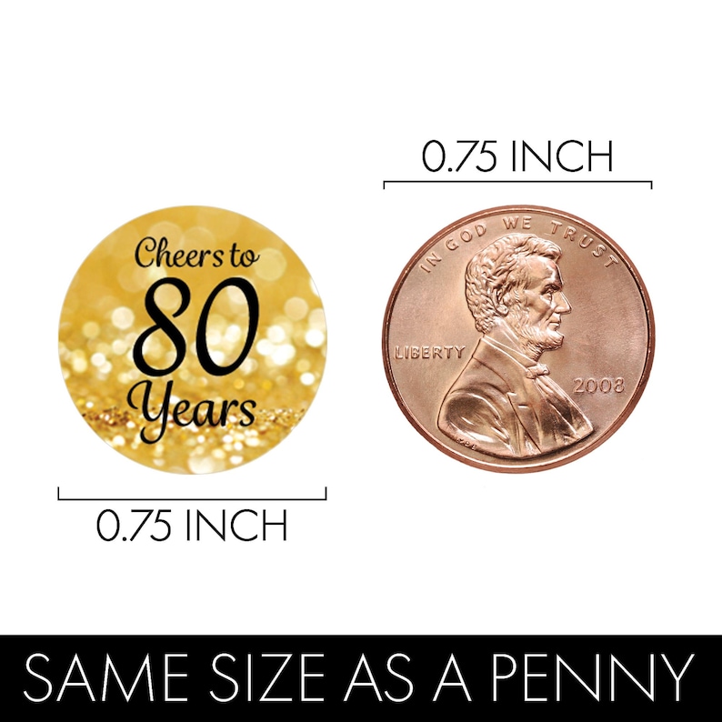 Puede incluir: Pegatina redonda de color dorado y negro con el texto "Cheers to 80 Years" sobre un fondo de purpurina dorada. La pegatina tiene un di&aacute;metro de 0,75 pulgadas, el mismo tama&ntilde;o que una moneda de un centavo.
