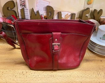 Vintage Red Zip Closure Hand bag . Crossover . 7.5 x 11 Purse . Hand & Shoulder Strap . Hand bag . Zipper .  Vintage Purse . 5 pockets