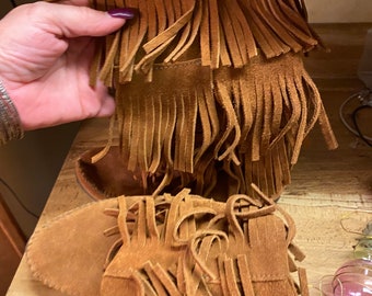 Vintage Minnetonka Leather Suede Brown Fringe Boots Shoes Size 6 . Casual . Pre owned . great condition .  Gently used . Ladies