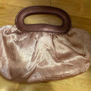 Cartera rosa de seda sintética de Avon. Sin marca. Con asa superior. Monedero. Bolso de mano diario. Cierre a presión. Bolso de mano para uso diario y festivo. Regalo vintage para ella