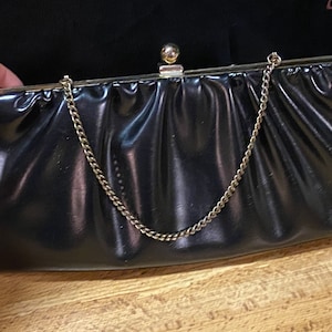Sac à main de soirée noir. Porte-monnaie en vinyle. Dragonne en métal. Porte-monnaie. Sac à main. Sac de soirée.  Porte-monnaie à clip