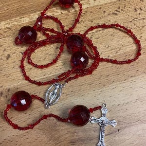 Vintage Rosenkranz dunkel rote Perle Lucite Perlen & Glasperlen Silberton 23 &quot;. Hergestellt aus Vintage-Schmuck. Eine von einer Art ...