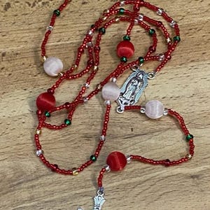 Vintage Rosenkranz Vintage Satinperlen & Glasperlen Silber Ton Weihnachtsfarben 22 &quot;. Hergestellt aus Vintage Schmuck. Eine von einer Art ...