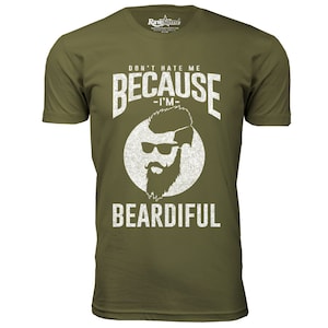 Puede incluir: Una camiseta verde con un gráfico blanco que dice "Don't hate me because I'm Beardifull". El gráfico presenta a un hombre de dibujos animados con barba y gafas de sol.