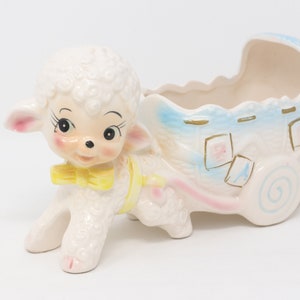 子羊のプランター、ベビーカートを引く白い子羊、1950 年代のヴィンテージ、かわいい動物のプランター、ミッドセンチュリーのプランター、楽しい陶器の装飾、子供部屋の装飾