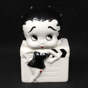 VERY NICE vintage Betty Boop salt and pepper shakers, 1995, black and white shakers, collectible Betty Boop decor