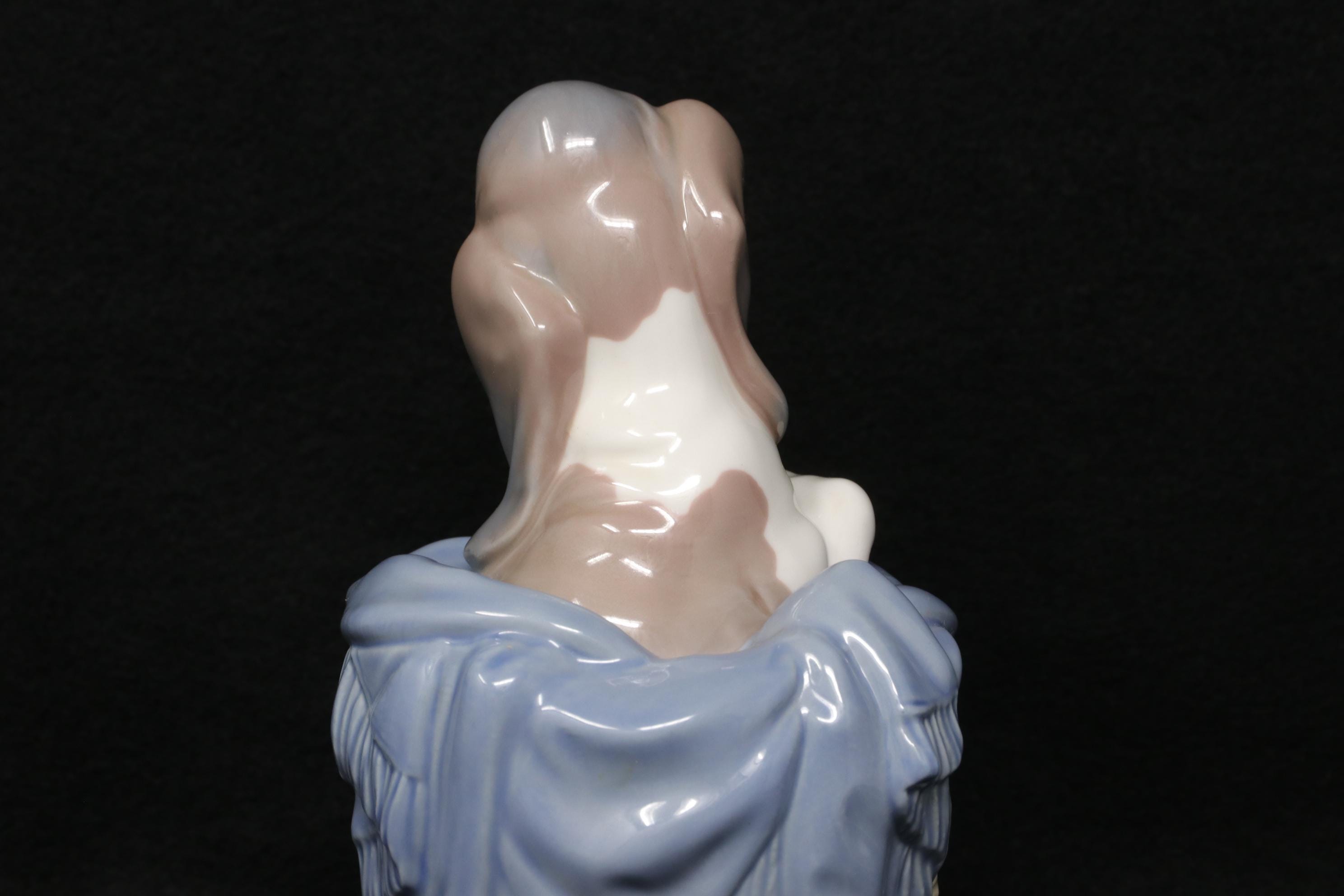 リヤドロ バスケットの中の犬の置物 #1128、新品同様、リヤドロの犬の