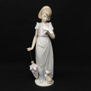 MINT 9 inch Lladro Summer Stroll #7611, collectible porcelain Lladro figurine, girl with umbrella and kitten, Lladro lady, collectors gift