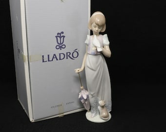 Lladro-Figur, neuwertig in Originalverpackung, „Sommerspaziergang“-Figur Nr. 7611, Sammlerfigur aus Porzellan, Mädchen mit Regenschirm und Kätzchen, Vintage-Geschenk/Dekoration