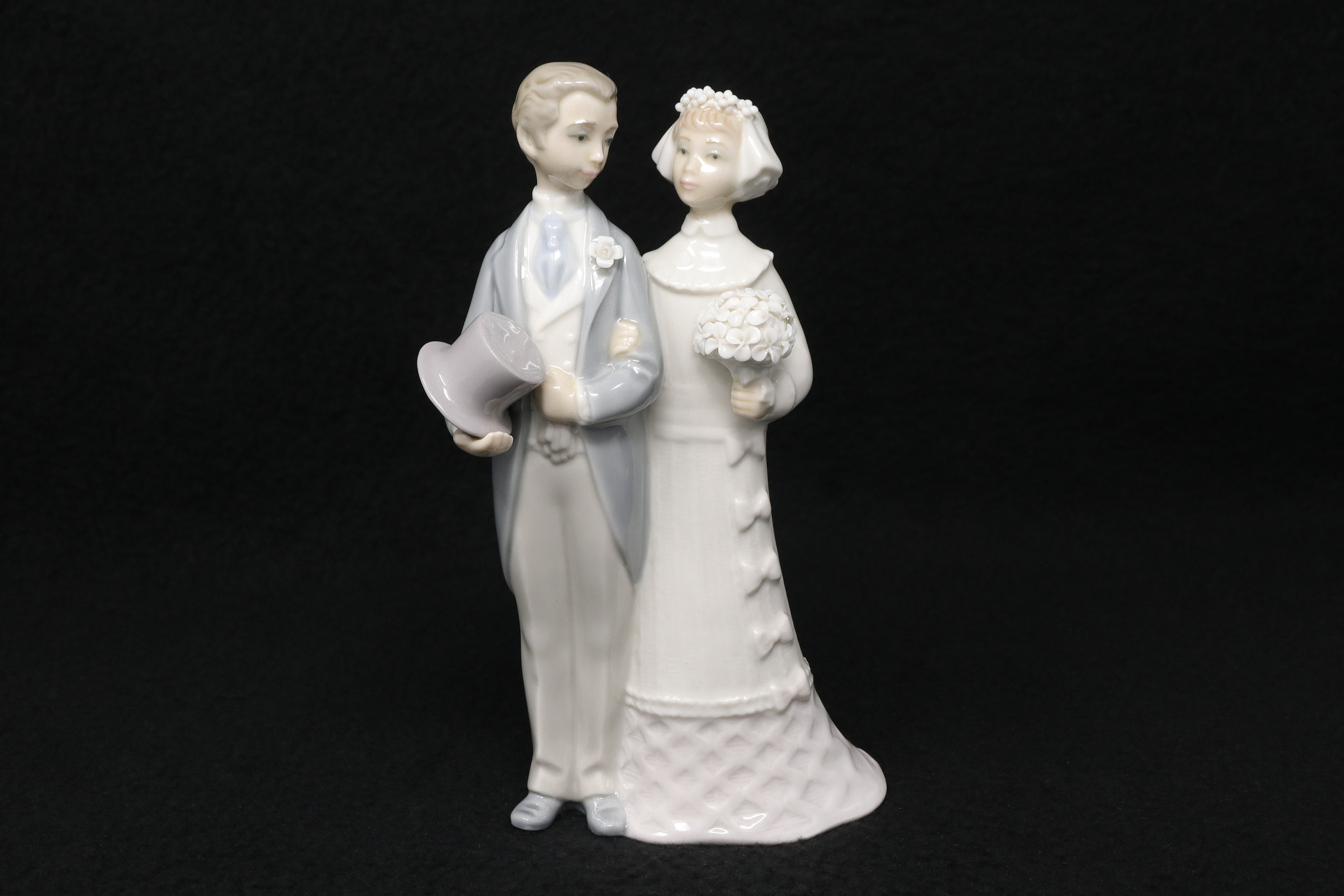 Lladro Groom and Bride #4808, AS IS (missing 3 Petals), Retired Lladro Groom and Bride #4808, AS IS (missing 3 Petals), Retired