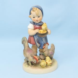 Bonita figura vintage Hummel de la época de la hora de la comida, nº 199/1, 13,3 cm de alto, TMK4, figura de porcelana Goebel, niña Hummel de los años 60 con pollitos/gallinas