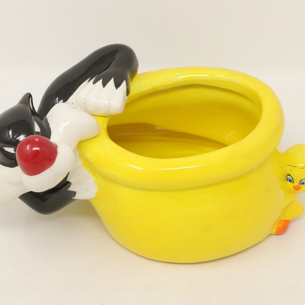 NICE VINTAGE 7.5" long Silvester and Tweetie planter, Warner Bros cartoon, Loony Tunes characters, cat and bird planter, see details