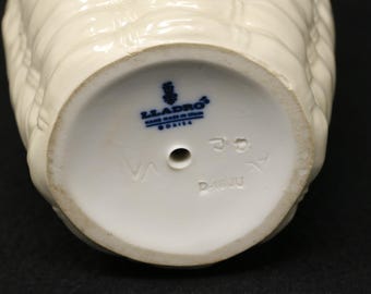 リヤドロ バスケットの中の犬の置物 #1128、新品同様、リヤドロの犬の