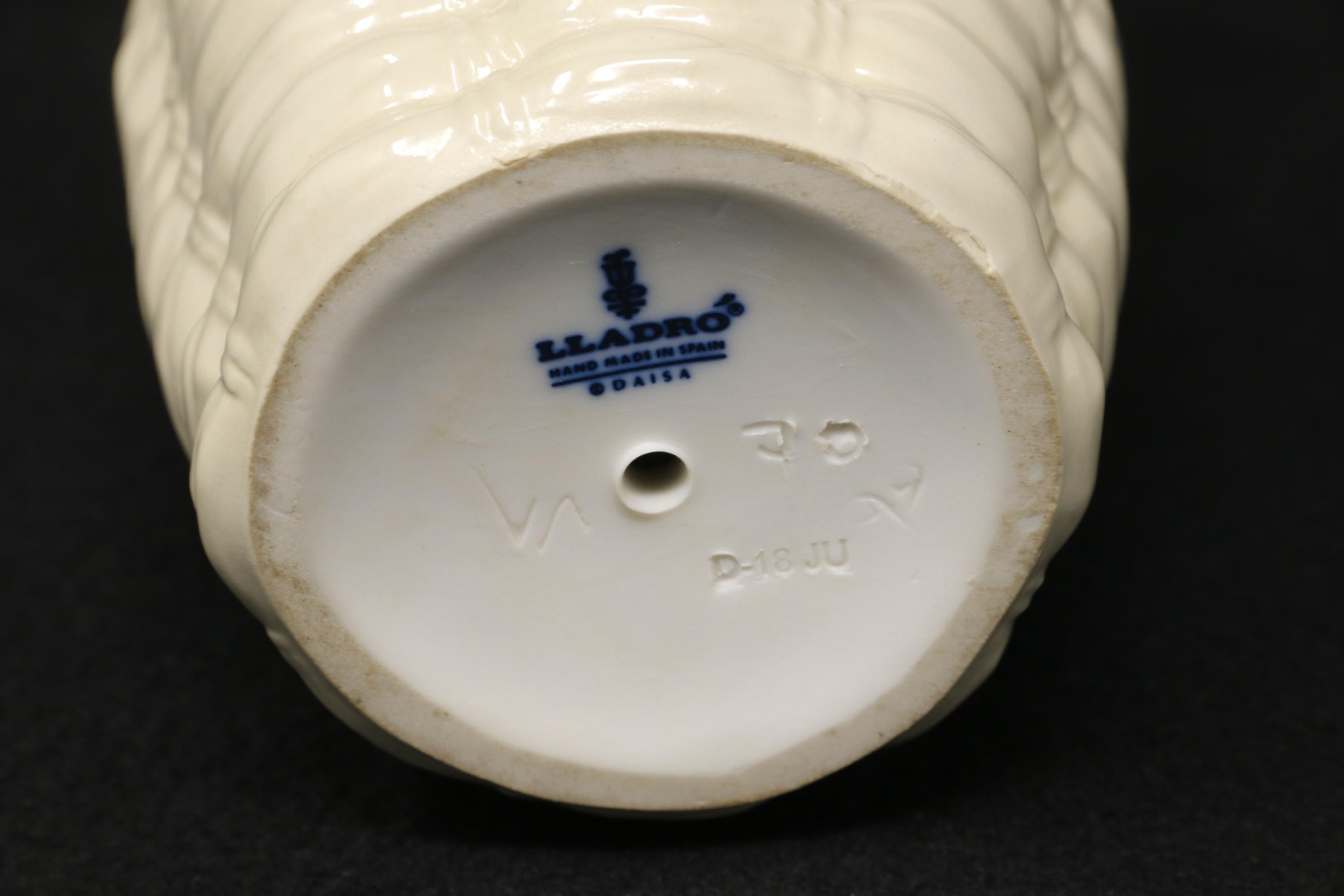 リヤドロ バスケットの中の犬の置物 #1128、新品同様、リヤドロの犬の