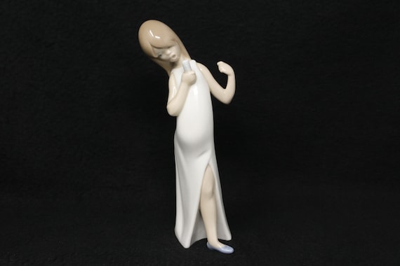 MINT Lladro Girl Singer Figurine #4612, 7 3/4