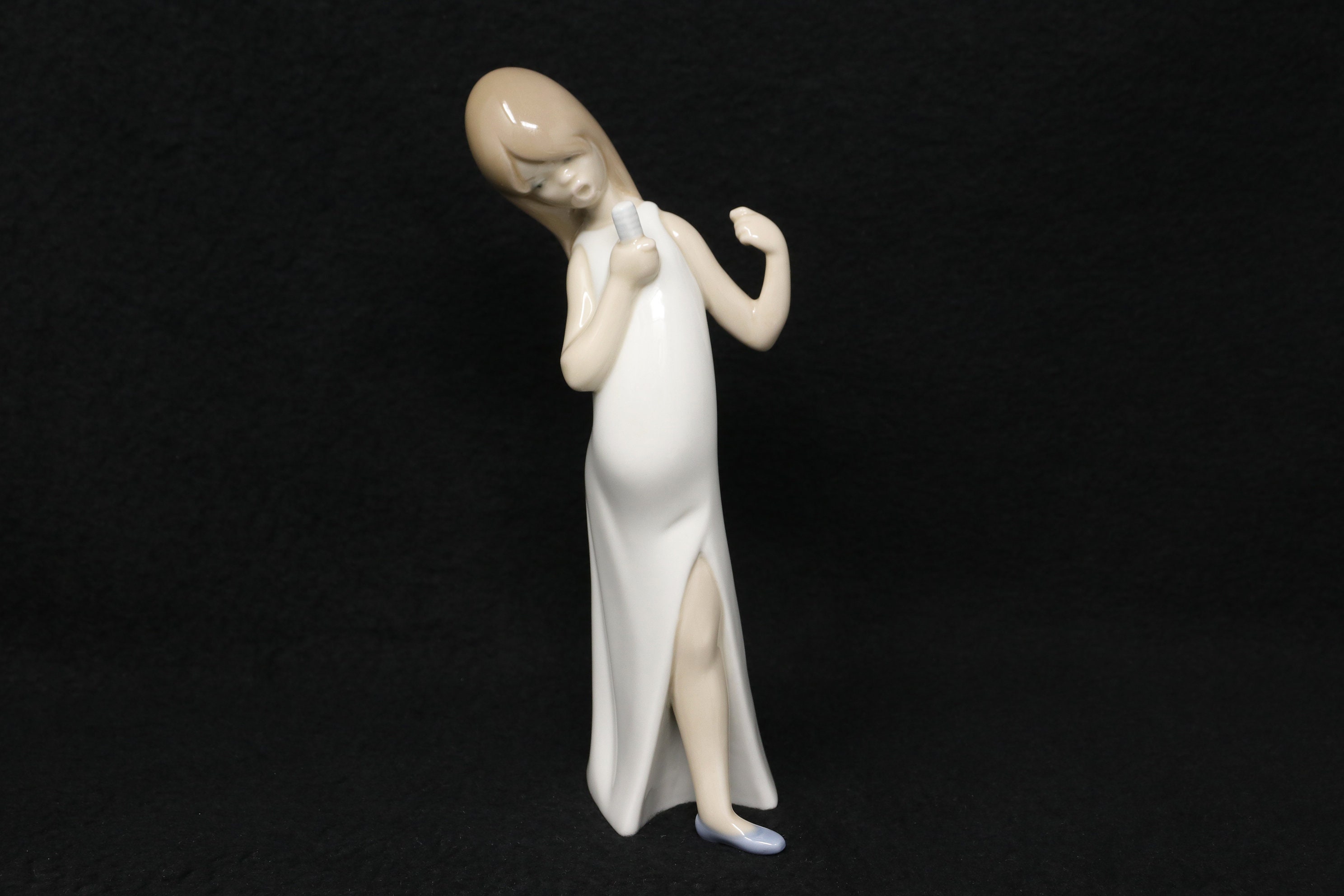 新品同様 Lladro Girl Singer フィギュア #4612、高さ 7 3/4 インチ