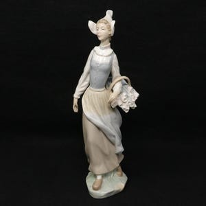 MINT 9 3/4&quot; Lladro figurine, Genteel Dutch Girl with Basket of Flowers #4860, Lladro girl with flowers, porcelain figurine, Lladro gift