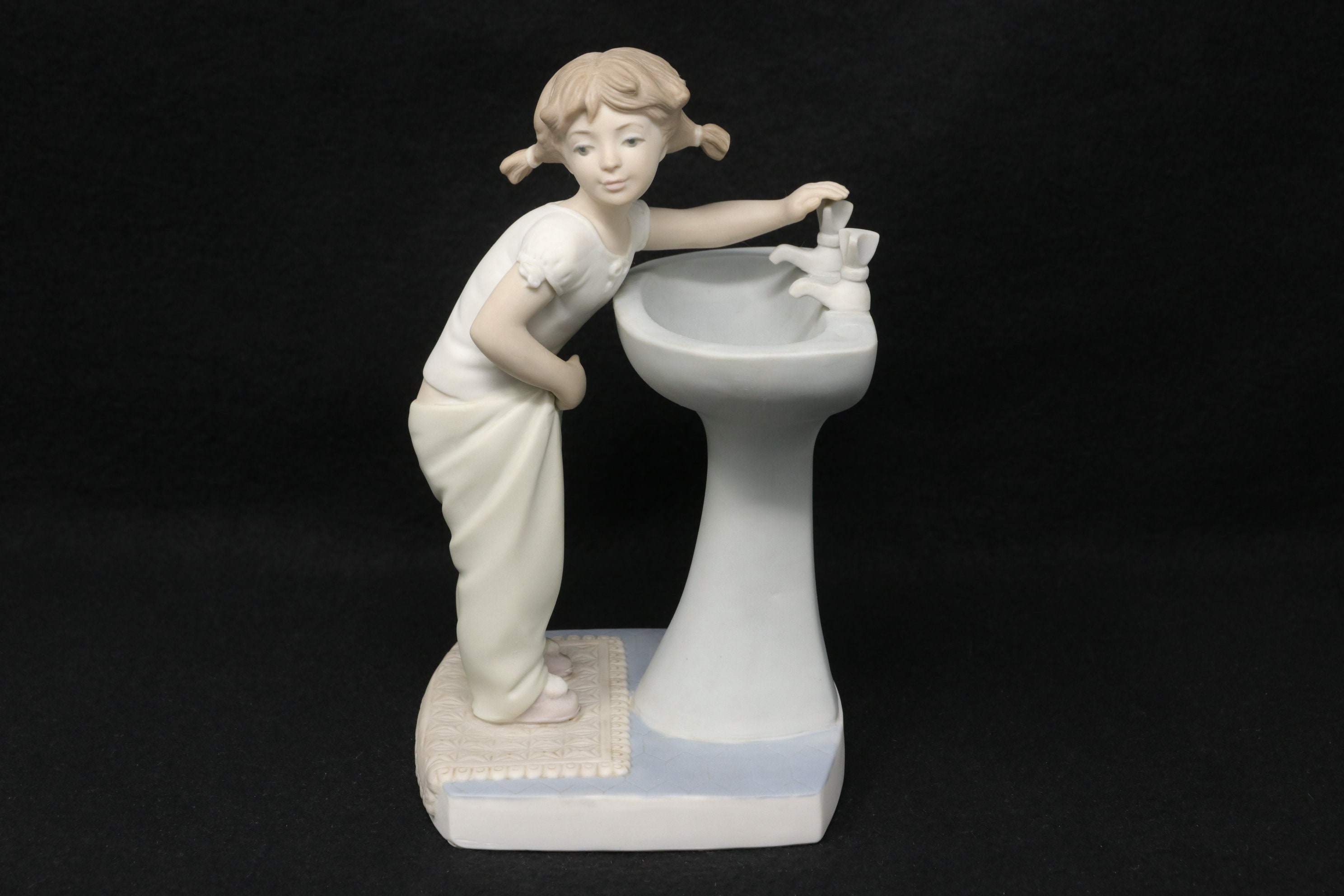 VERY NICE Matte Lladro Clean up Time Figurine #4838, 7 1/4