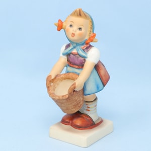 MINT 4" Hummel Little Helper figurine #73, TMK6 from the 1980s, porcelain Goebel figurine, small Hummel girl with basket, collectors gift