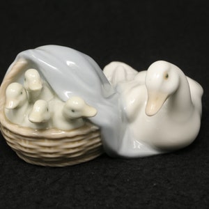 MINT Lladro Ducklings figurine #4895, 3 3/4&quot; long Lladro ducks, porcelain Mother Duck with 4 ducklings in a basket